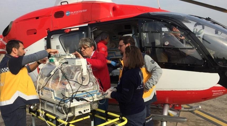 Ambulans u&ccedil;ak premat&uuml;re bebek i&ccedil;in havalandı