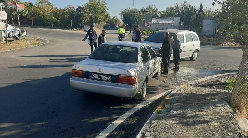 İki otomobil kafa kafaya &ccedil;arpıştı: 1 yaralı