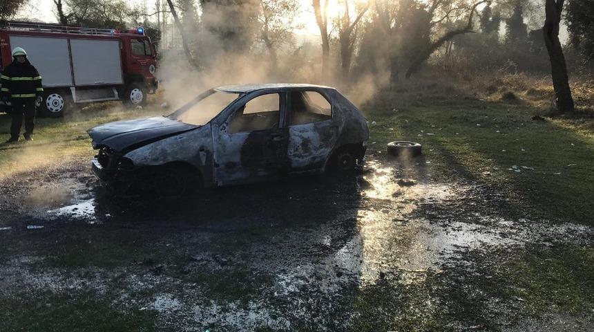 Elektrik aksamından çıkan yangın otomobili kül etti