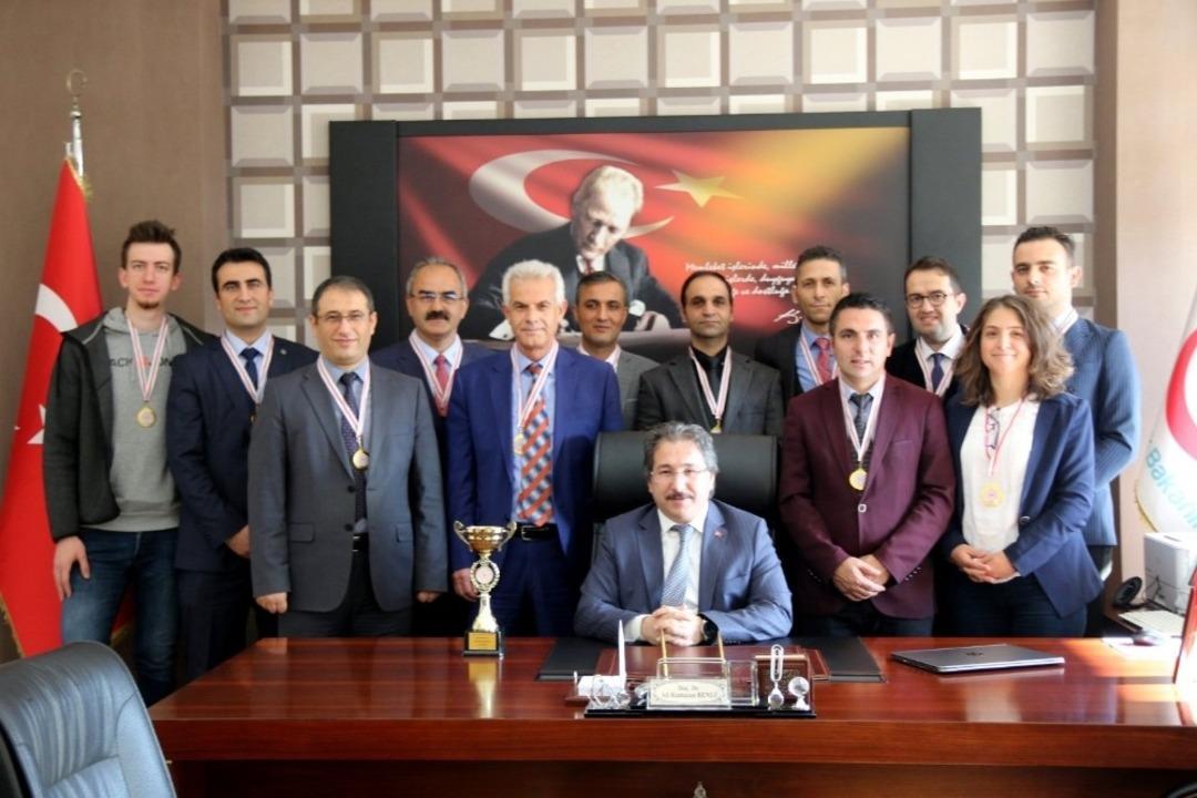 İl Sağlık M&uuml;d&uuml;r&uuml; Benli, Başarıyı Madalya ile Tebrik Etti