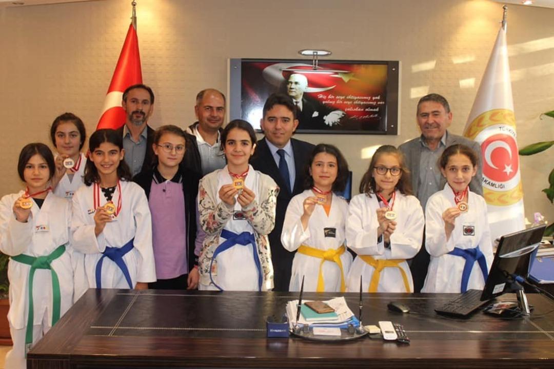 Minik tekvandoculardan Kaymakam Kaya&rsquo;ya ziyaret