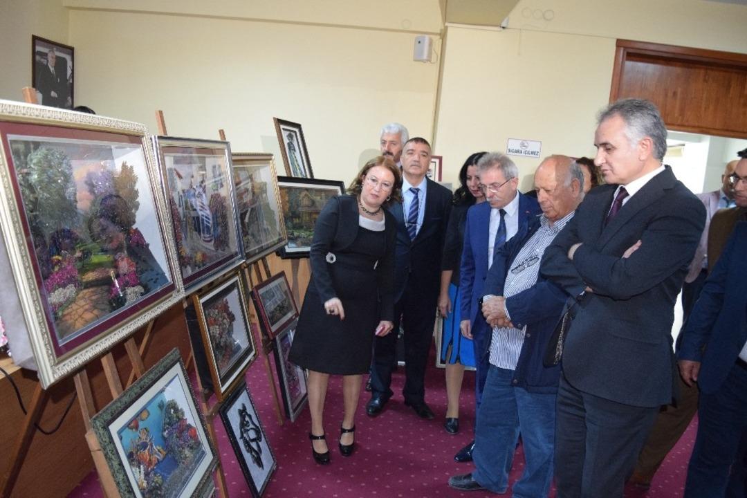 Cezaevinde &uuml;retilen el emeği ve g&ouml;z nuru &uuml;r&uuml;nler sergileniyor