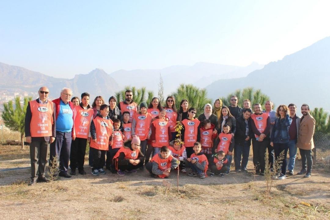 15 otizmli &ouml;ğrenci erozyonla m&uuml;cadele i&ccedil;in tohumları toprakla buluşturdu