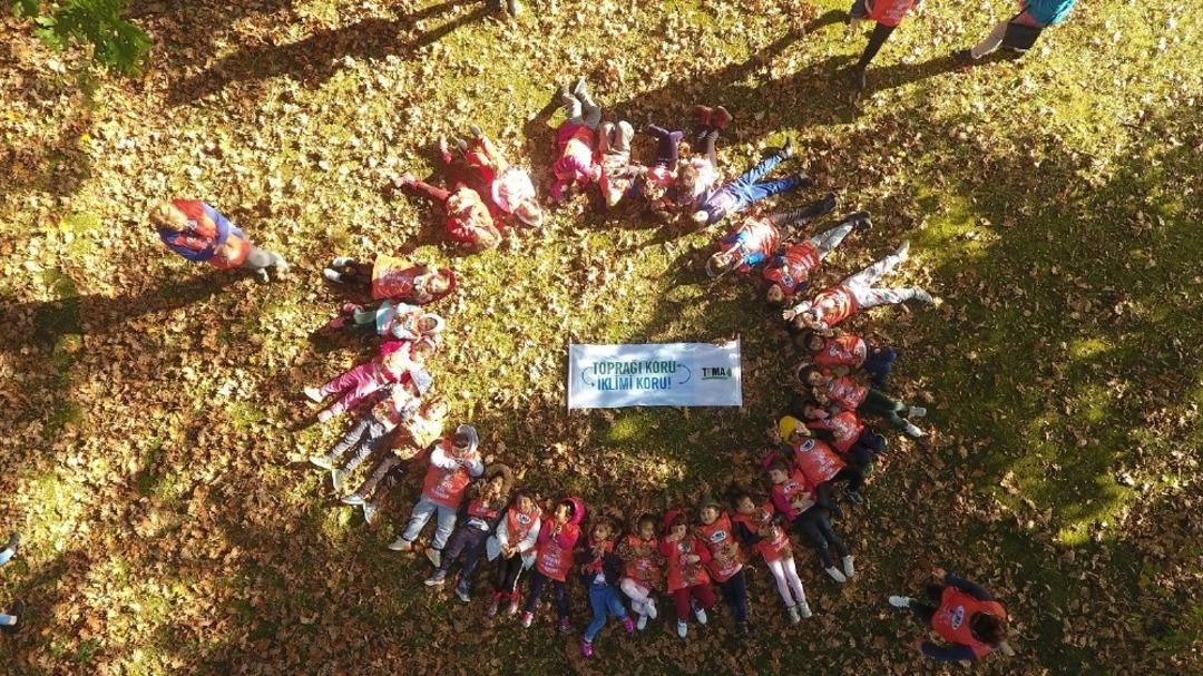 Minikler meşe palamudu topladı