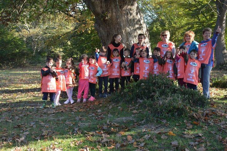 Minikler meşe palamudu topladı G3