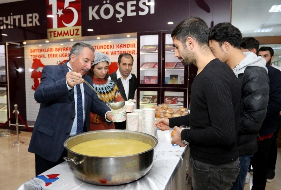 Aİ&Ccedil;&Uuml;&rsquo;de sınavlara hazırlanan &ouml;ğrencilere &ccedil;orba ikram ediliyor