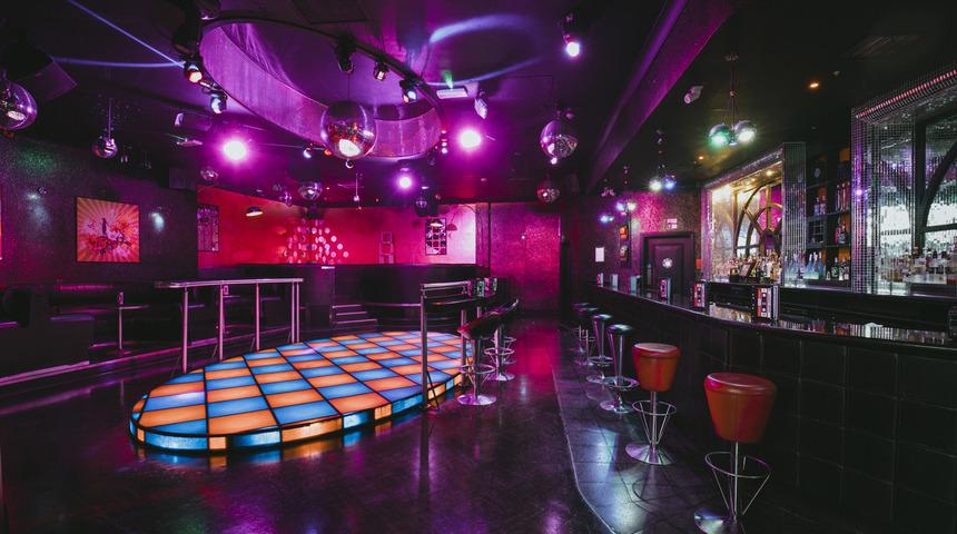 Dans pistinde doğum yaptı! Mekan sahibi bebeğe 'güzellik' yaptı