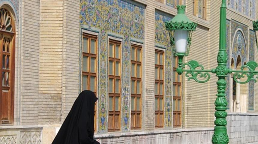 Tahran'da hava kirliliği nedeniyle okullar yarın tatil