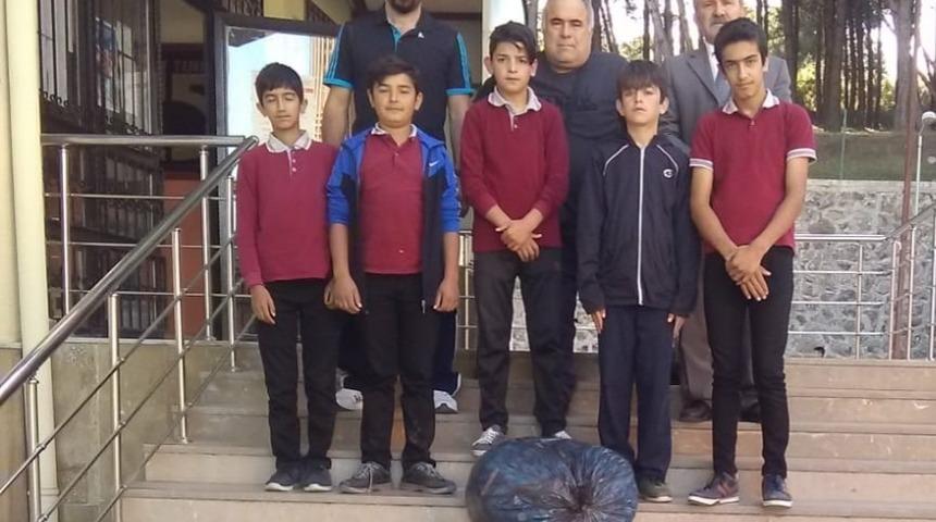 &Ouml;ğrenciler 20 kilo mavi kapak topladı