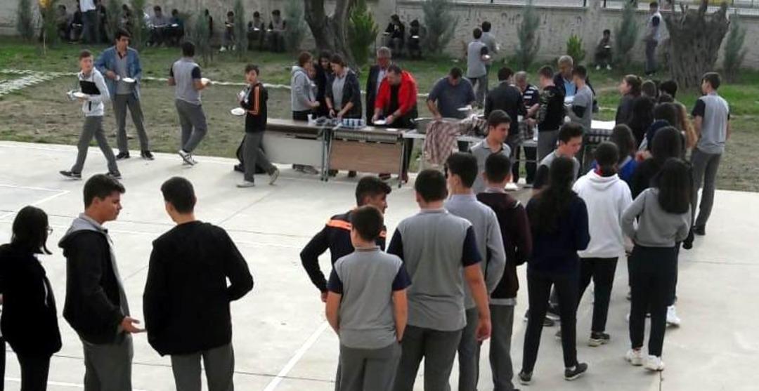 &Ouml;ğrenci velisi okulda hayır d&uuml;zenledi