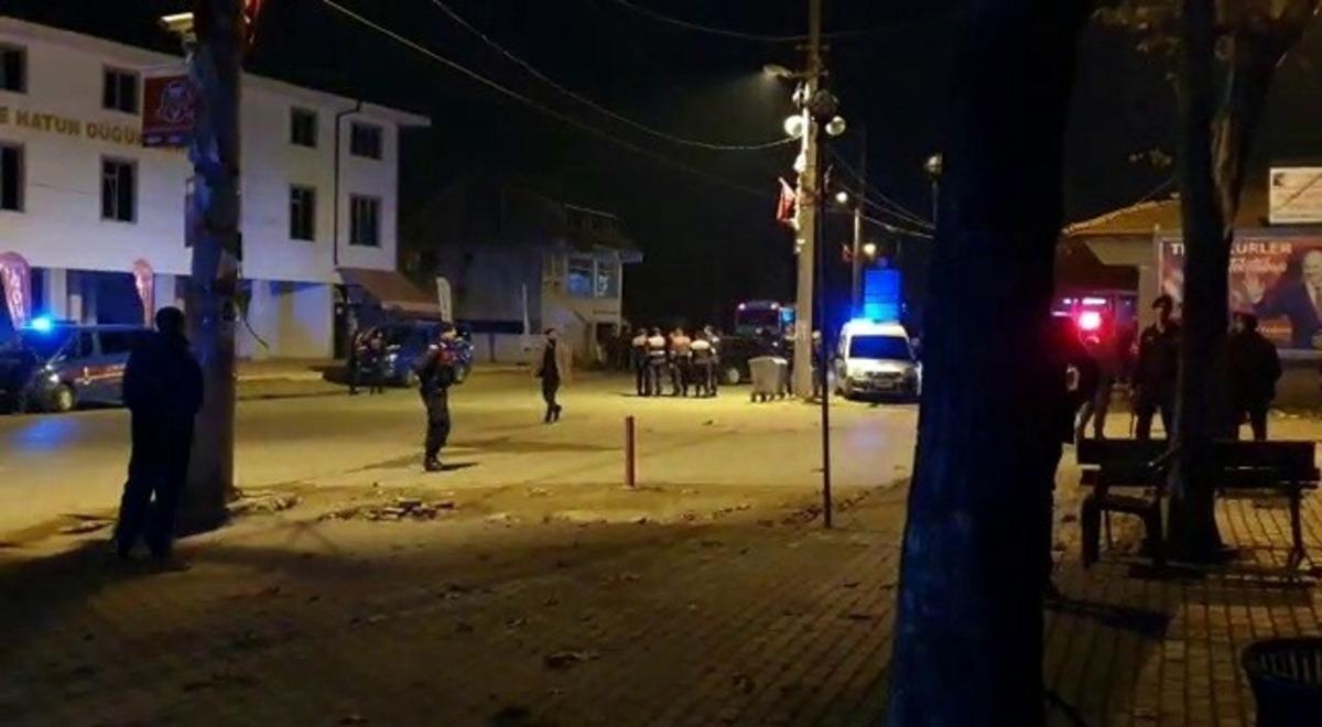 Taşlı, sopalı ve silahlı kavgayı jandarma havaya ateş a&ccedil;arak ayırdı