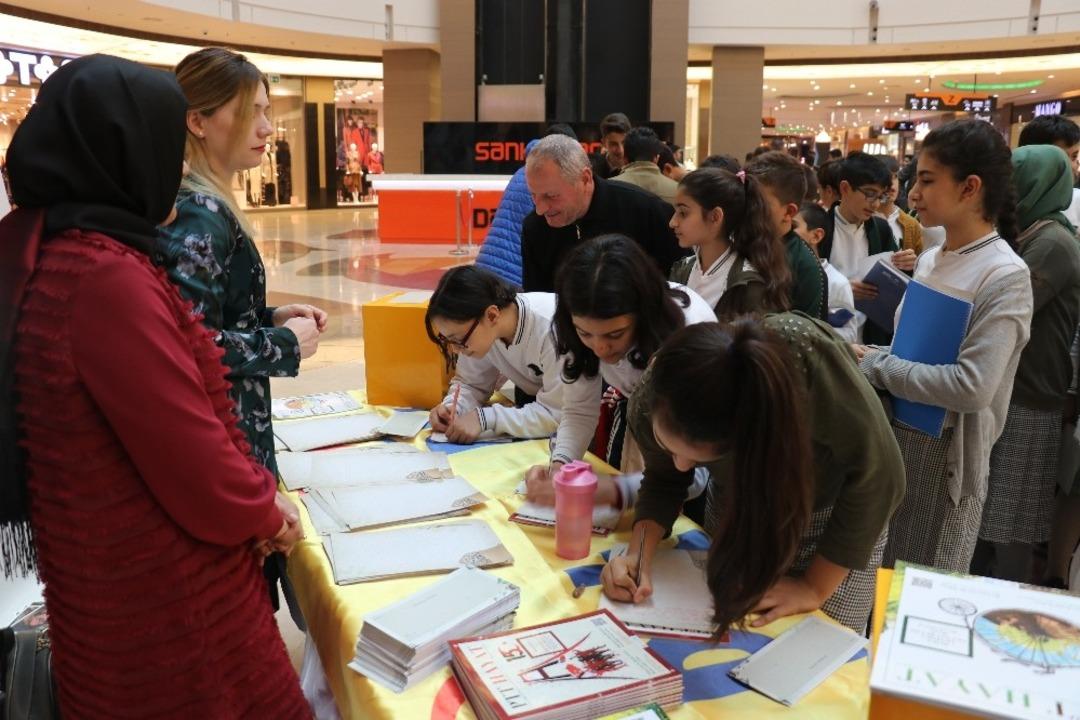 &Ouml;ğretmenlerine mektup yazıp g&ouml;nderdiler