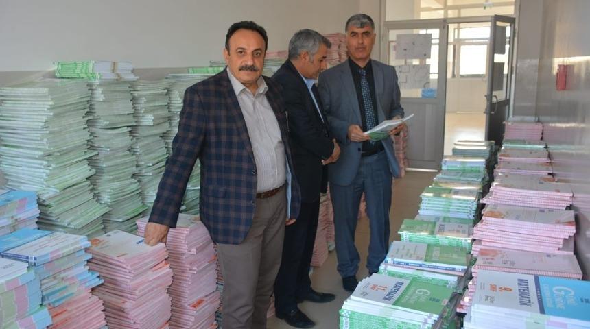 Lise &ouml;ğrencilerine sınavlara hazırlık kitapları dağıtılacak