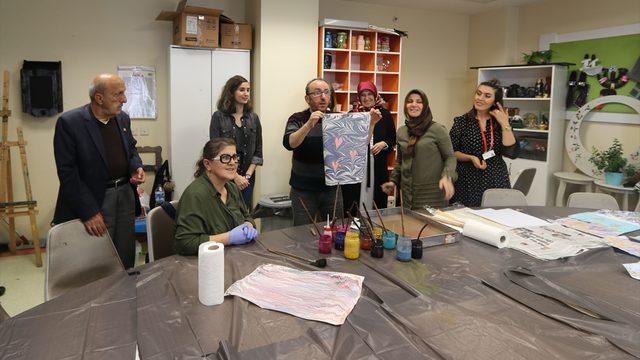 Toplum ruh sağlığı merkezindeki hastalara ebru sanatıyla terapi