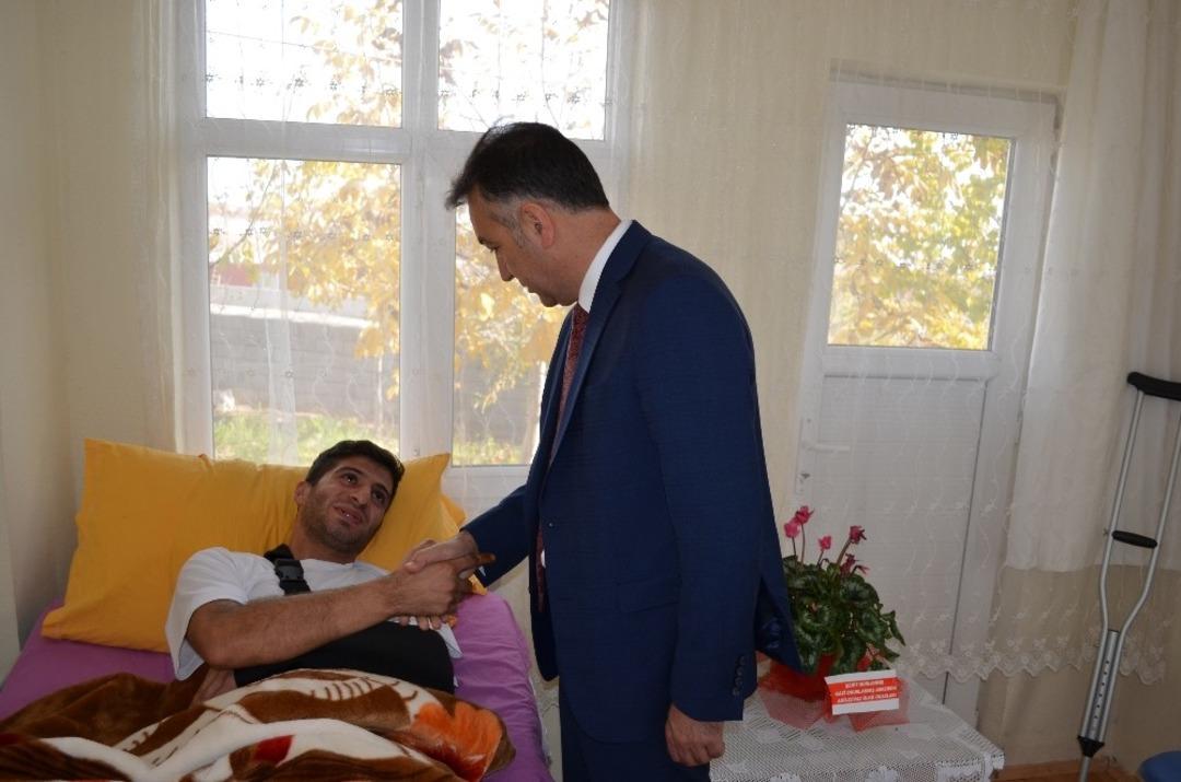 Vali &Ccedil;ağatay&rsquo;dan Barış Pınarı Harekatı gazisine ziyaret