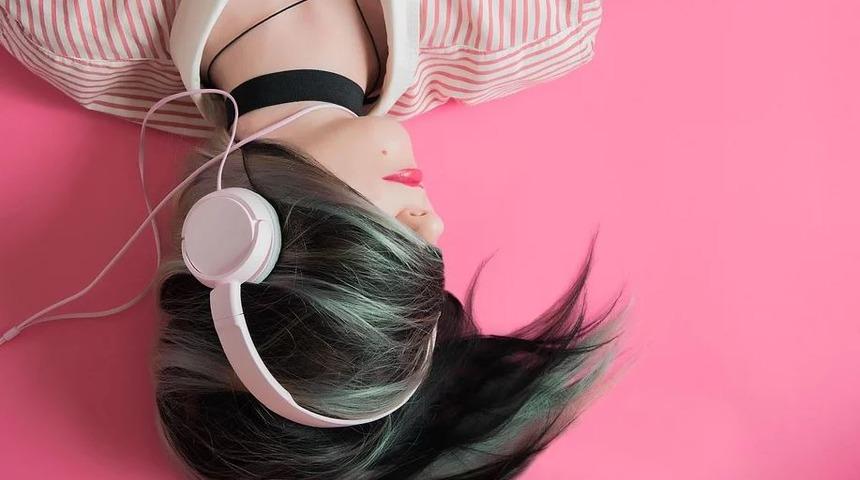 'Kulaklık bağımlılığı' başarıyı d&uuml;ş&uuml;r&uuml;yor