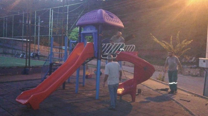 İzmit Belediyesi&rsquo;nden Serdar Mahallesi parklarına bakım