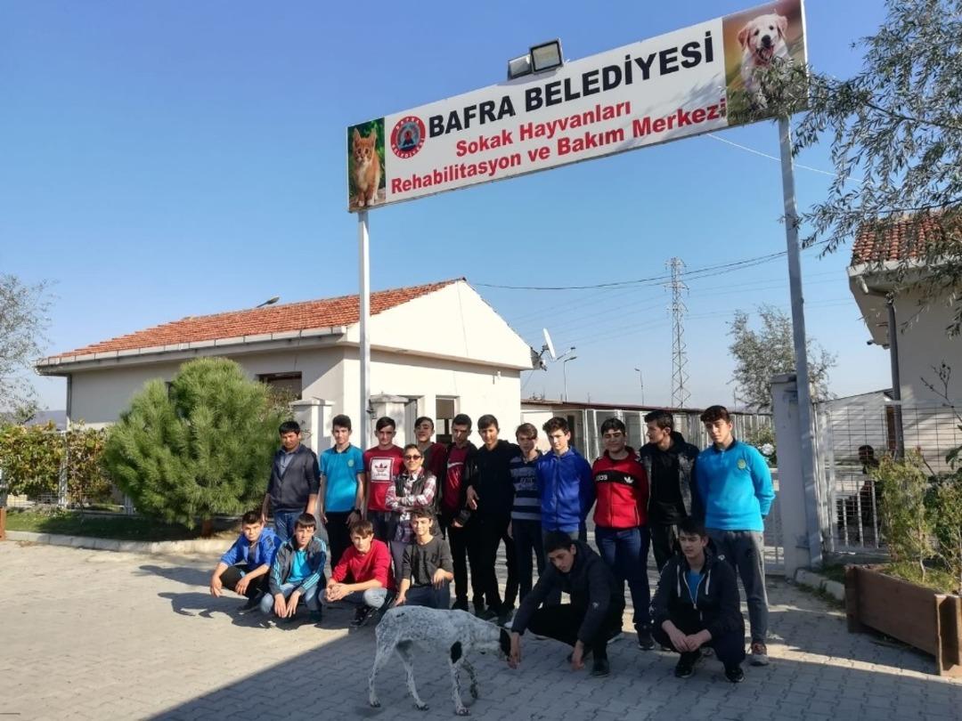 &Ouml;ğrenciler hayvan barınağında