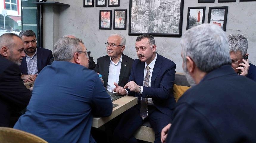 B&uuml;y&uuml;kakın, İzmit&rsquo;te vatandaşlarla buluştu