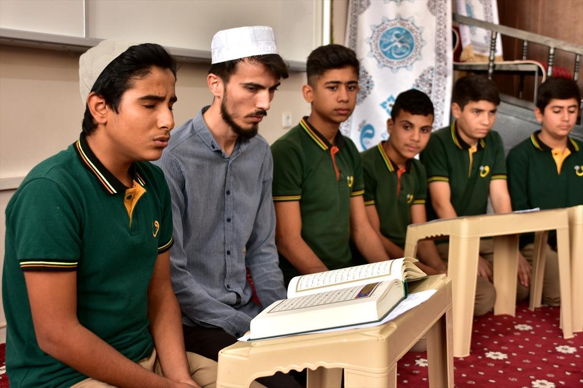 Şehit &ouml;ğrenciler i&ccedil;in hatim ve mevlit