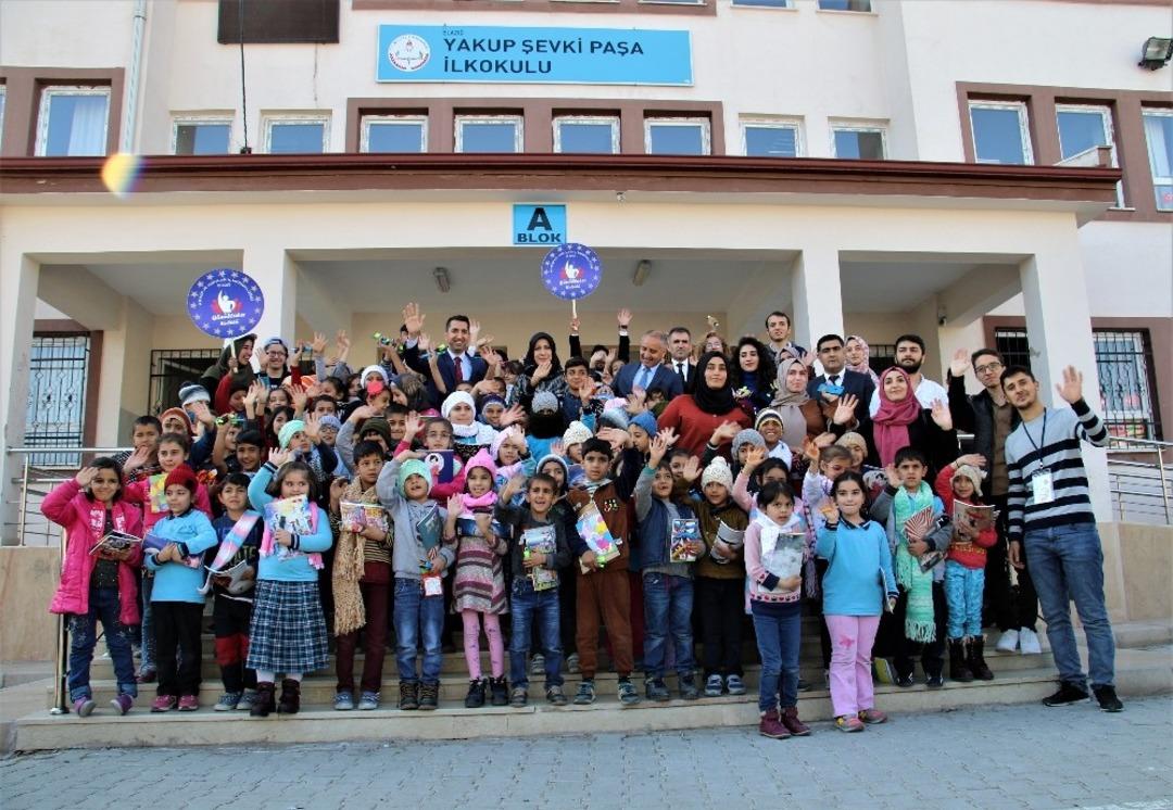 &Uuml;niversitelilerden, ilkokul &ouml;ğrencilerine kırtasiye ve kıyafet desteği