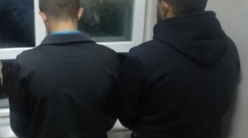 Ş&uuml;phe &uuml;zerine durdurulan ara&ccedil;taki şahıslardan uyuşturucu &ccedil;ıktı