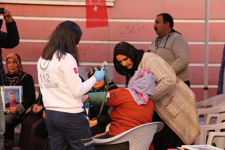 HDP önünde gerginlik! Ortalık karıştı, binanın camları kırıldı G1