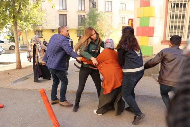 HDP önünde gerginlik! Ortalık karıştı, binanın camları kırıldı G4