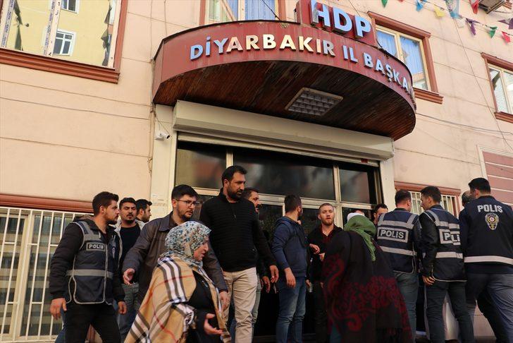 HDP önünde gerginlik! Ortalık karıştı, binanın camları kırıldı G5