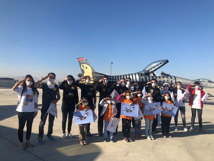 SOLOTÜRK ekibi lösemili çocukları ağırladı G1