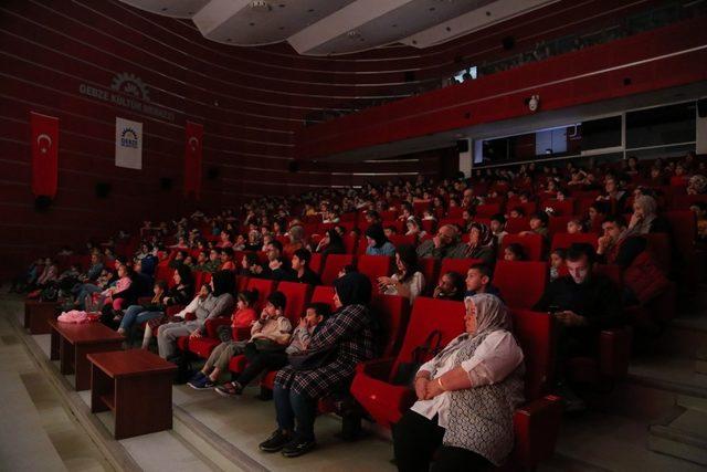 Çocuklar “Neşeli Aile” tiyatrosunu çok sevdi