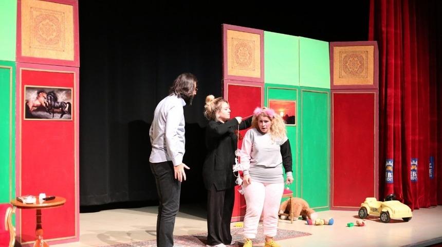 &Ccedil;ocuklar &ldquo;Neşeli Aile&rdquo; tiyatrosunu &ccedil;ok sevdi