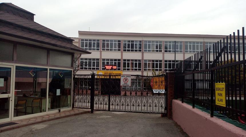 Okul kantininden su diye satın aldığı pet şişedeki kireç çözücüyü içti