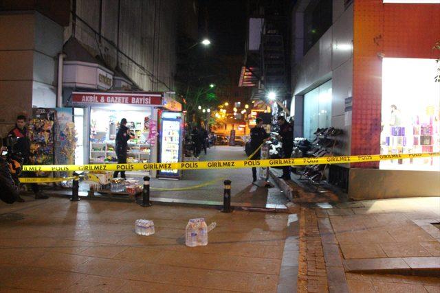 Arkadaşıyla sohbet ederken vurulduğu an kameraya yansıdı 1