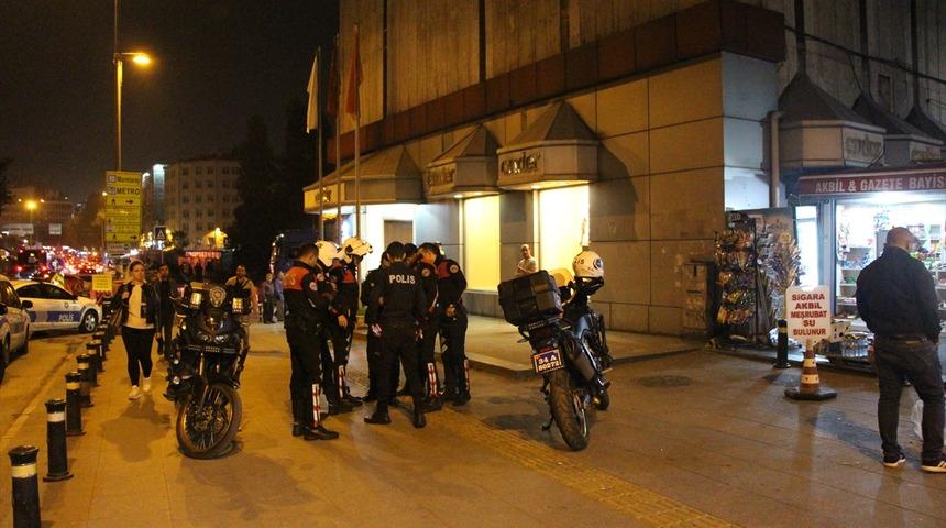 Arkadaşıyla sohbet ederken vurulduğu an kameraya yansıdı