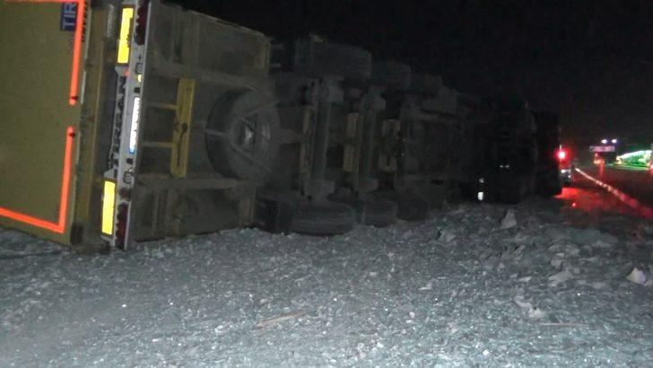 Kırıkkale’de cam yüklü TIR devrildi: 1 yaralı G3