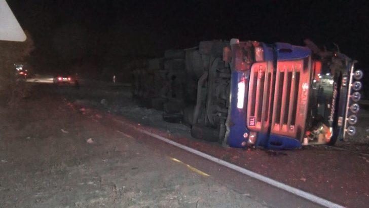 Kırıkkale’de cam yüklü TIR devrildi: 1 yaralı G4