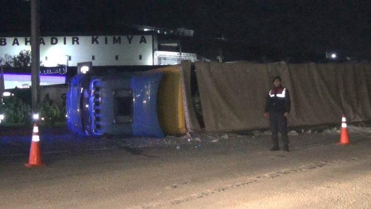 Kırıkkale’de cam yüklü TIR devrildi: 1 yaralı G5