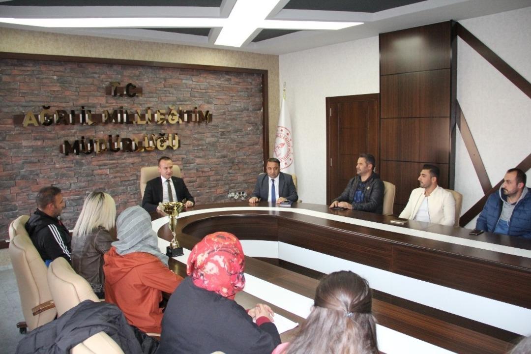 Şampiyon &Ouml;ğretmen Takımından Milli Eğitim M&uuml;d&uuml;r&uuml; Tekin&rsquo;e ziyaret