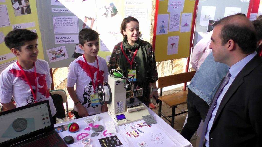 Ortaokul &ouml;ğrencileri bilimsel hayallerini sergiledi