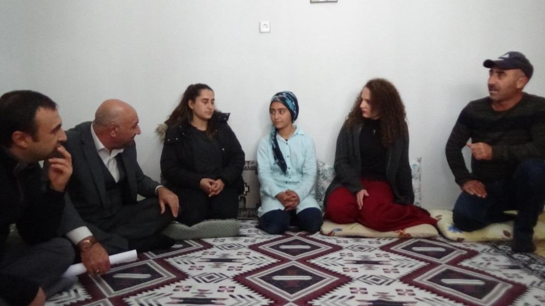 Kapı kapı gezerek &ouml;ğrencileri eğitime kazandırıyorlar