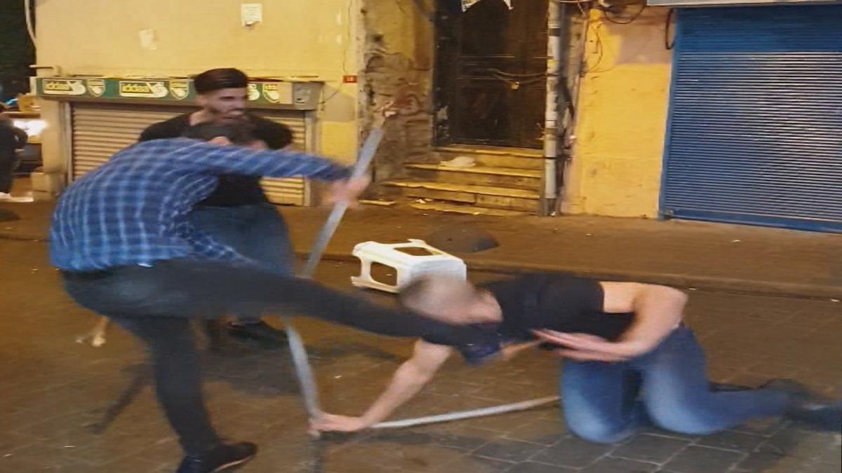 Taksim'de tekme ve sopalı kavga