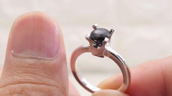 Bir yıl boyunca biriktiği tırnaklardan nişan yüzüğü yaptı! G5