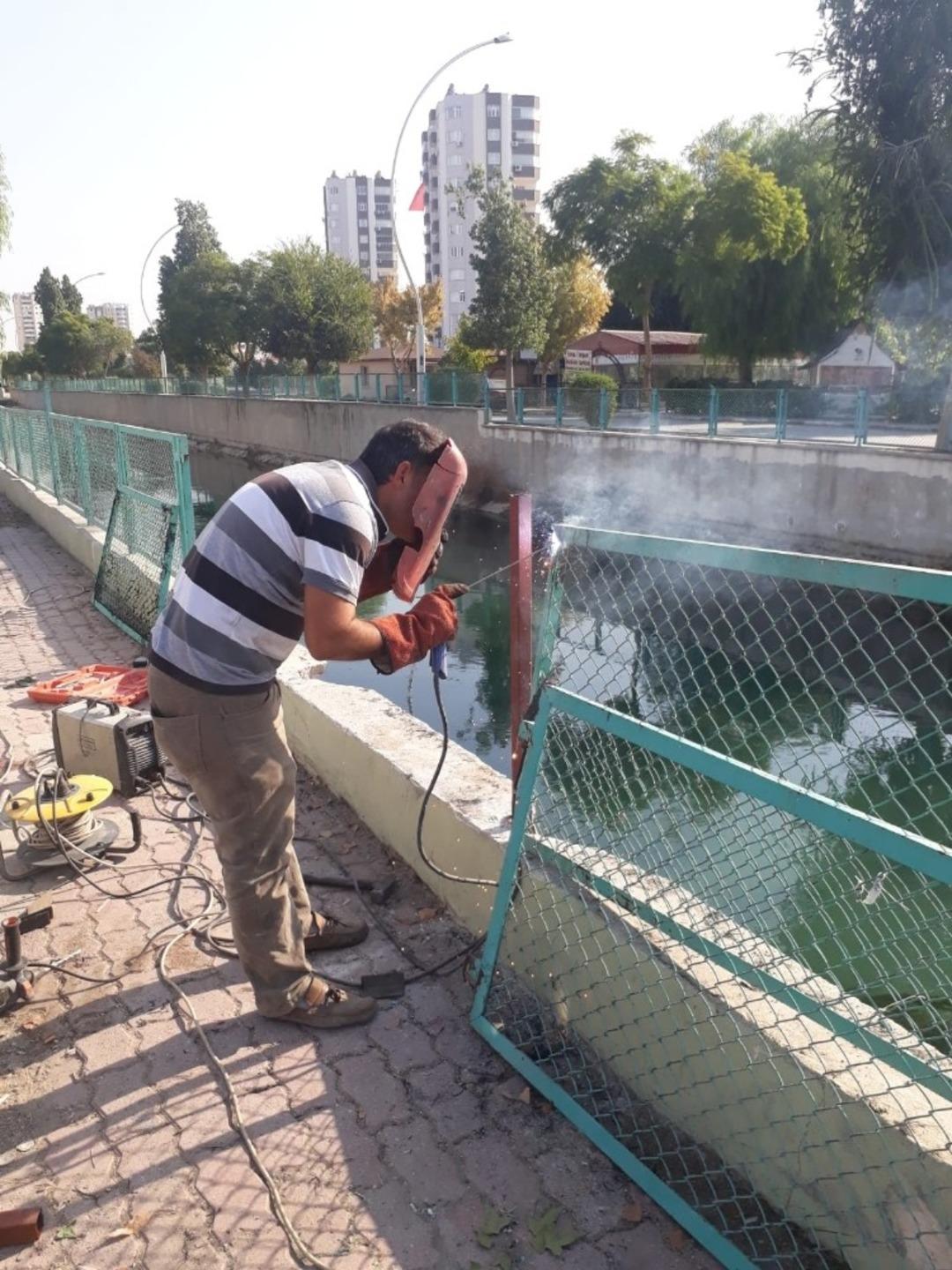 Tarsus&rsquo;ta su kanalları korkulukları onarılıyor