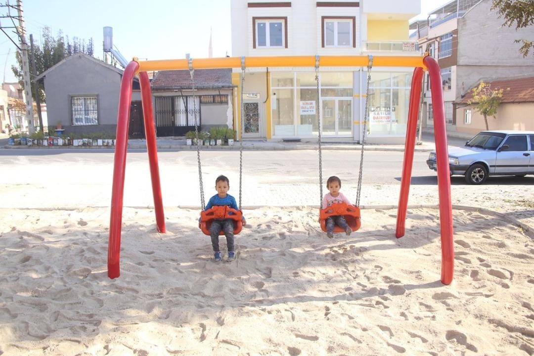 Karaman Belediyesi oyun parklarının zeminine kum seriyor