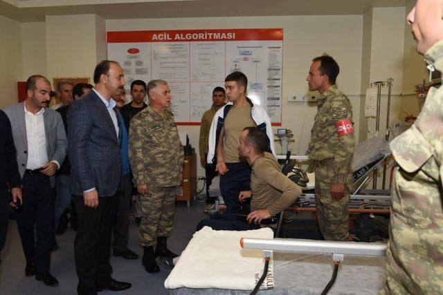 Kara Kuvvetleri Komutanı Dündar patlamada yaralanan askerleri ziyaret etti 1