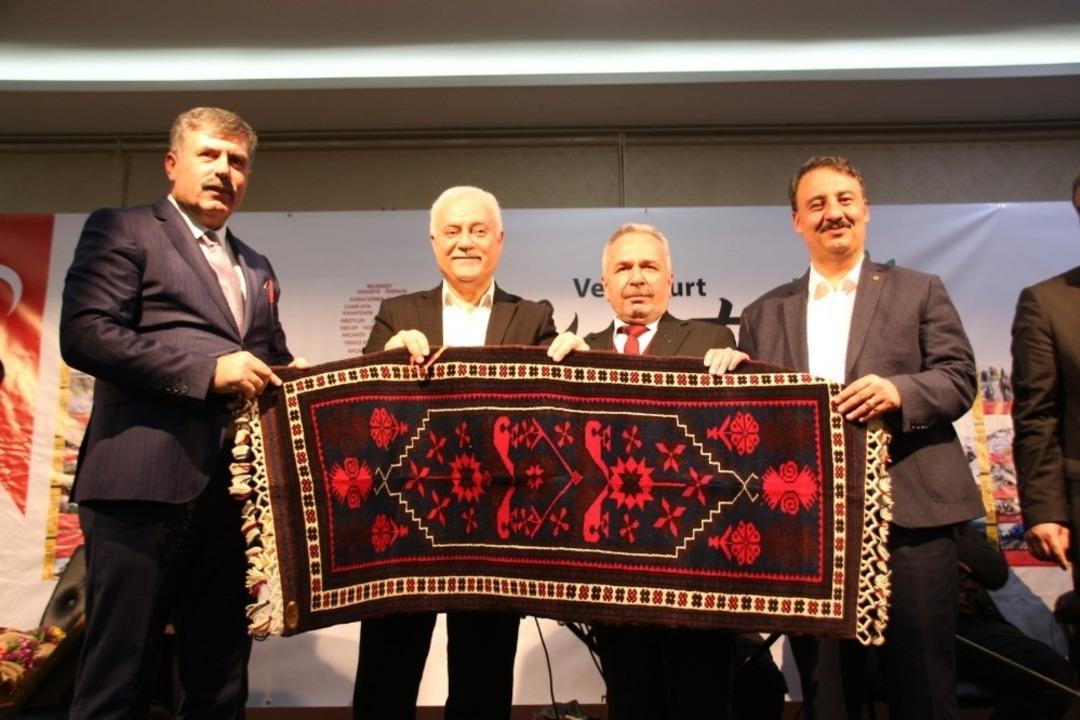 Nihat Hatipoğlu, Kepsut&rsquo;ta Mevlidi Nebi konferansı verdi