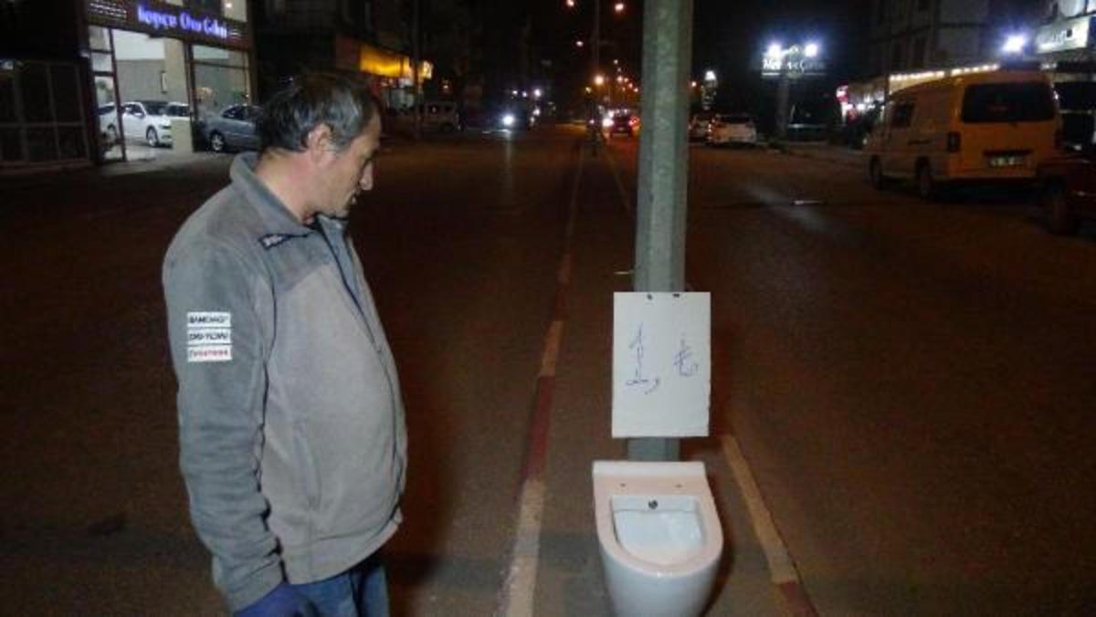 Karab&uuml;k'te şaşkına &ccedil;eviren g&ouml;r&uuml;nt&uuml;! Aydınlatma direğinde klozet