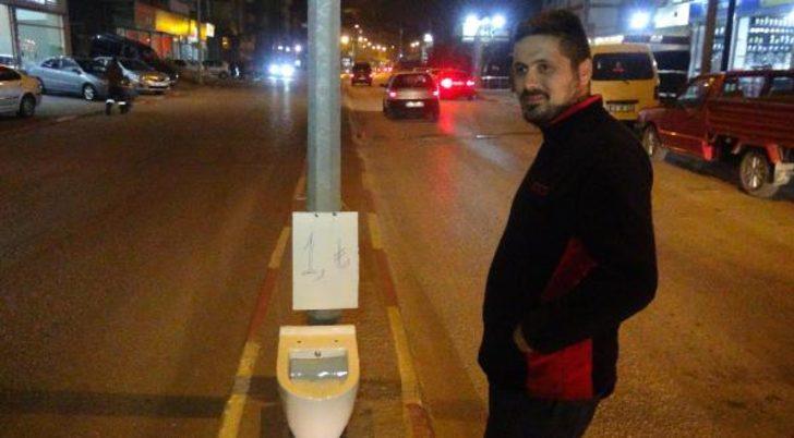 Karabük'te şaşkına çeviren görüntü! Aydınlatma direğinde klozet G2