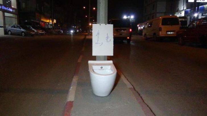 Karabük'te şaşkına çeviren görüntü! Aydınlatma direğinde klozet G4